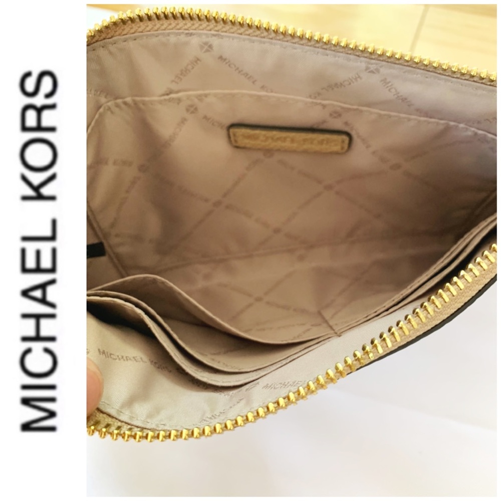 NWT authentic MK genuine leather wristlet - Picture 5 of 5